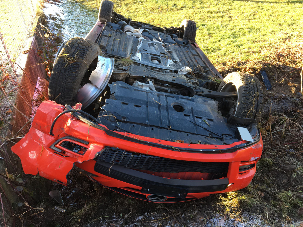 Neo1 Mein Radio Oeschenbach Auto Bei Selbstunfall In Bach Geraten